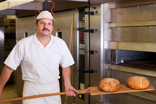 Mannelijke baker brood bakken — Stockfoto