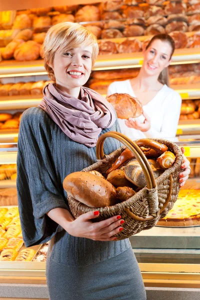 Vendedor com cliente feminino na padaria — Fotografia de Stock