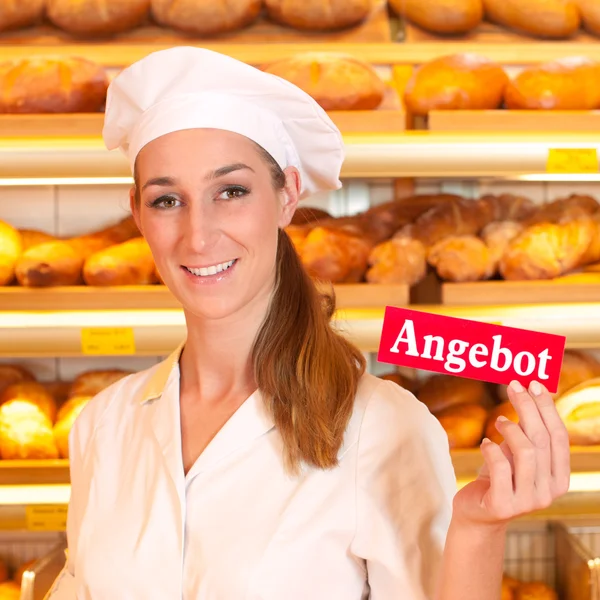 Tukang roti wanita menjual roti di toko roti — Stok Foto