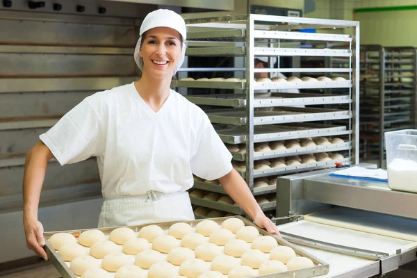 Panettiera femminile panettiere panini da forno — Foto Stock