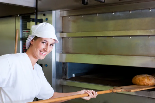 Női baker kenyérsütés — Stock Fotó