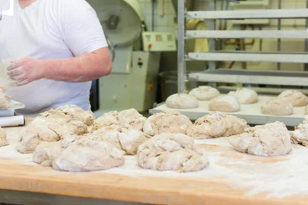 Mannelijke baker brood bakken — Stockfoto