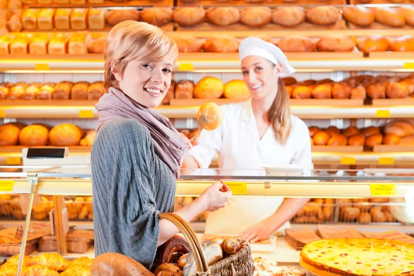 Vendedor com cliente feminino na padaria — Fotografia de Stock