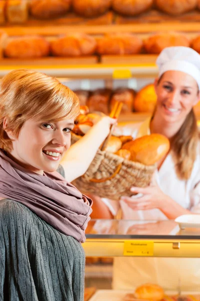 Sprzedawcy z klientem kobiece w piekarni — Zdjęcie stockowe