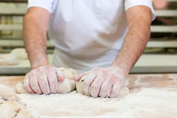 Manliga bagare baka bröd — Stockfoto