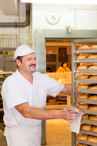 Baker in zijn bakkerij — Stockfoto