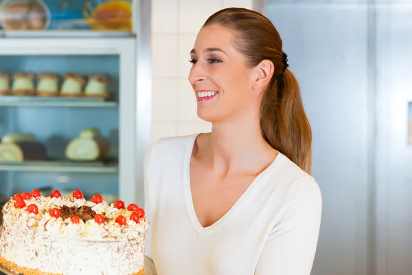 Bayan baker veya pasta şefi — Stok fotoğraf