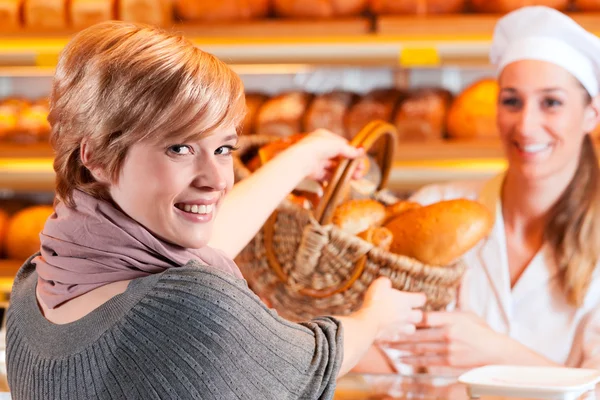 Kadın müşteriyle yapılan ekmek satış temsilcisi