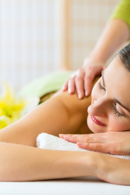 Kadın sırt masajı yaptırıyor.