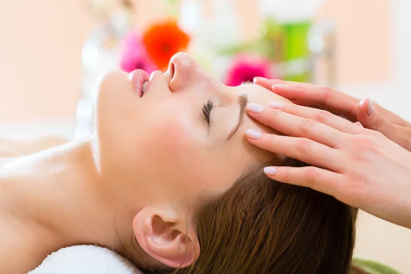 Kobieta zaczyna masaż głowy — Zdjęcie stockowe