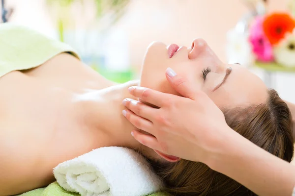 Woman getting head massage — Stock Photo, Image