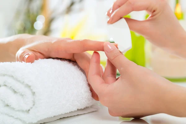 Mujer en salón de uñas recibiendo manicura —  Fotos de Stock