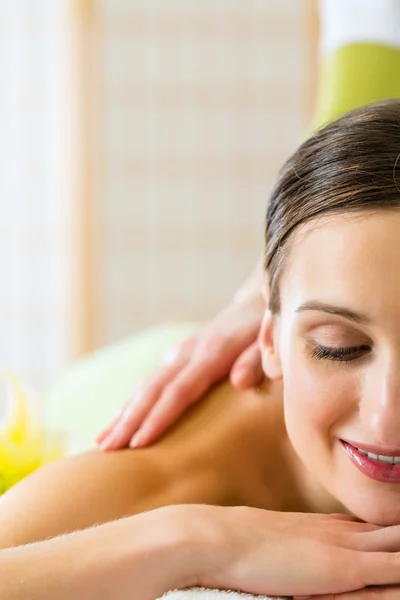 Vrouw met een wellness terug massage — Stockfoto