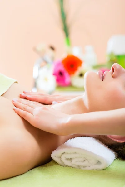 Vrouw krijgen schouder massage — Stockfoto