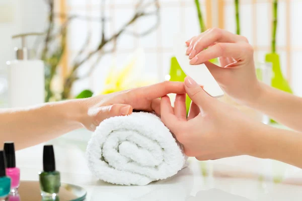 Woman in nail salon receiving manicure — Stock Photo, Image