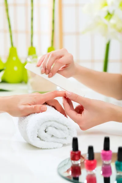 Mujer en salón de uñas recibiendo manicura —  Fotos de Stock