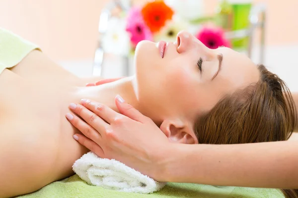 Woman getting head massage — Stock Photo, Image