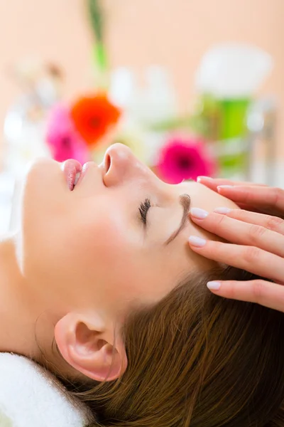 Woman getting head massage — Stock Photo, Image