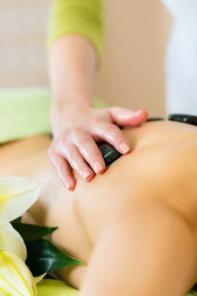 Vrouw met hot stone-massage — Stockfoto