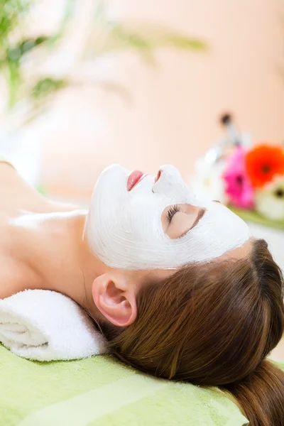 Woman getting face mask — Stock Photo, Image