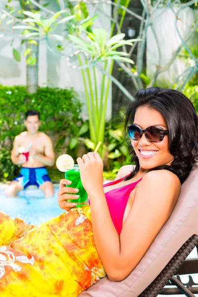 Mulher na piscina com coquetel — Fotografia de Stock