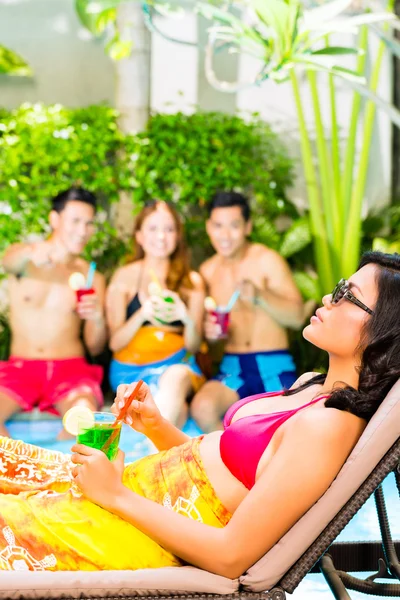 Strona Azji znajomi imprezy przy basenie — Zdjęcie stockowe