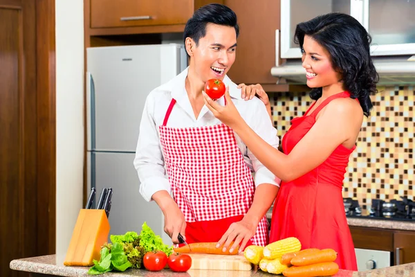 Asiatisches Paar bereitet Essen zu — Stockfoto