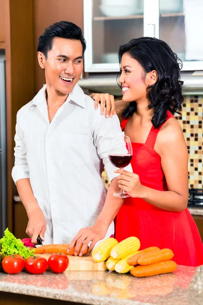 Pasangan Asia menyiapkan makanan — Stok Foto