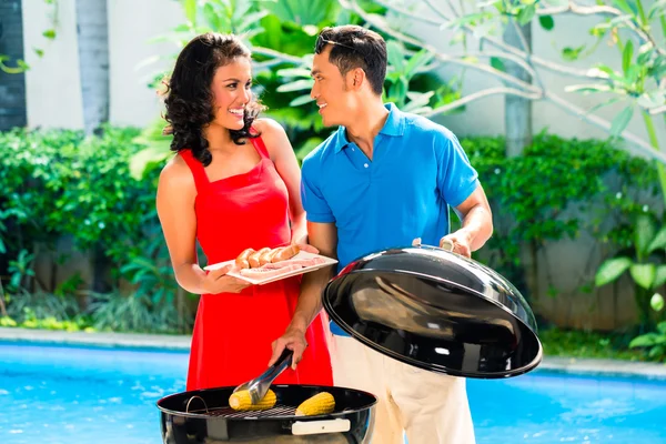 Asiatico coppia avendo barbecue — Foto Stock