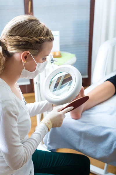 Frau erhält Pediküre — Stockfoto