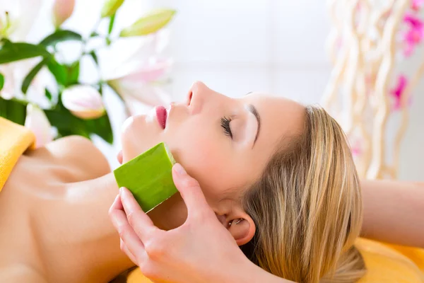 Donna con applicazione di aloe vera — Foto Stock