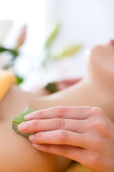 Mulher com aplicação de aloe vera — Fotografia de Stock