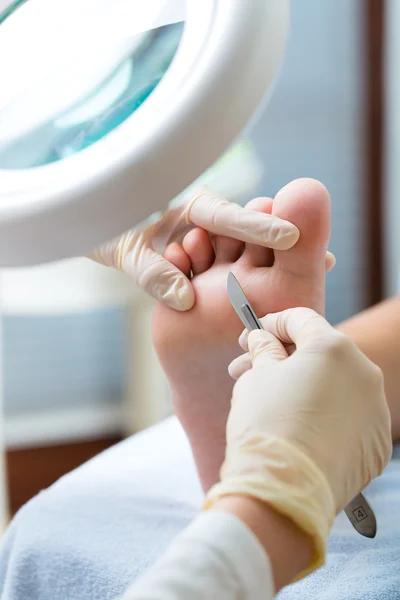 Mujer recibiendo pedicura —  Fotos de Stock