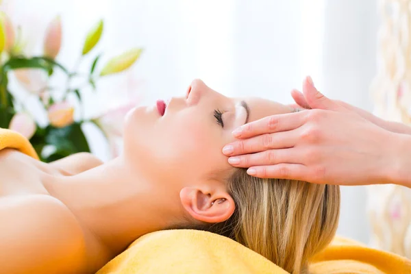 Mujer recibiendo masaje en la cabeza — Foto de Stock