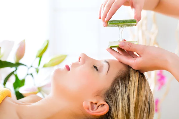 Donna con applicazione di aloe vera — Foto Stock