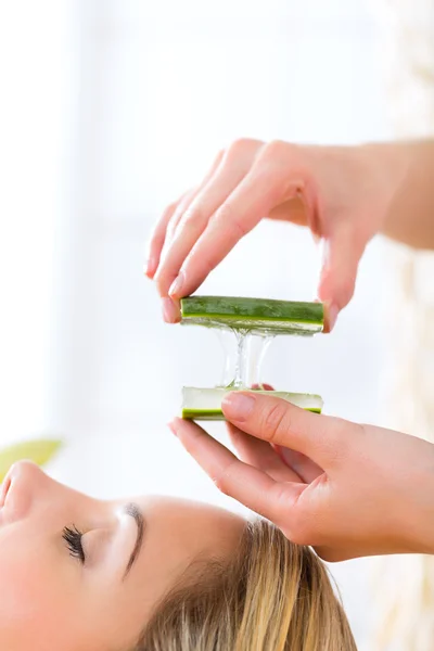 Kvinna med aloe vera ansökan — Stockfoto