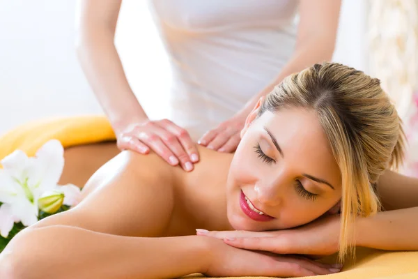 Жінка отримує масаж тіла — стокове фото