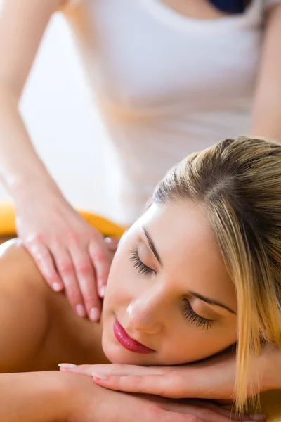 Kobieta coraz masaż ciała — Zdjęcie stockowe