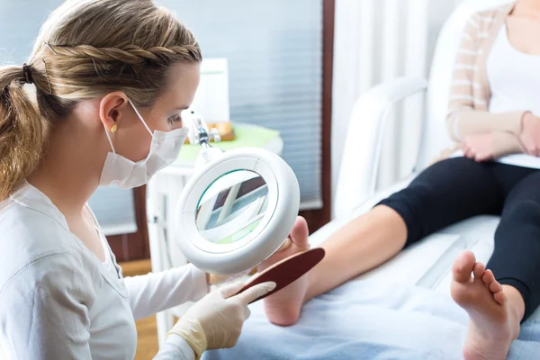 Mujer recibiendo pedicura — Foto de Stock