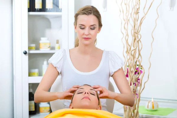 Mulher recebendo massagem na cabeça — Fotografia de Stock