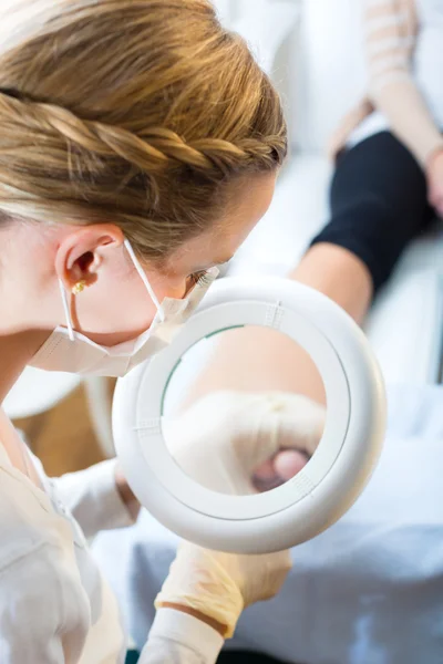 Frau erhält Pediküre — Stockfoto