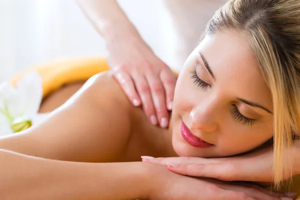 Жінка отримує масаж тіла — стокове фото