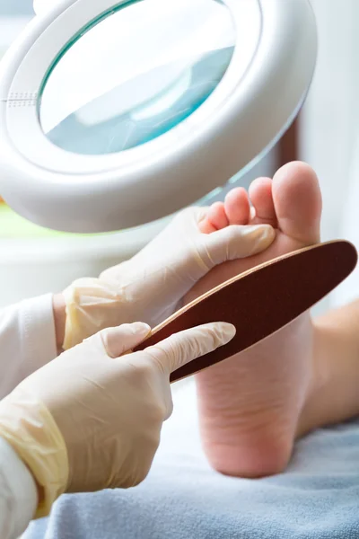 Mulher em tratamento de podiatria — Fotografia de Stock