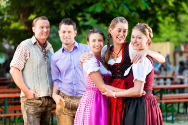 Arkadaşlar bira bahçesinde 