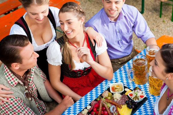 Amici su un tavolo con birra — Foto Stock