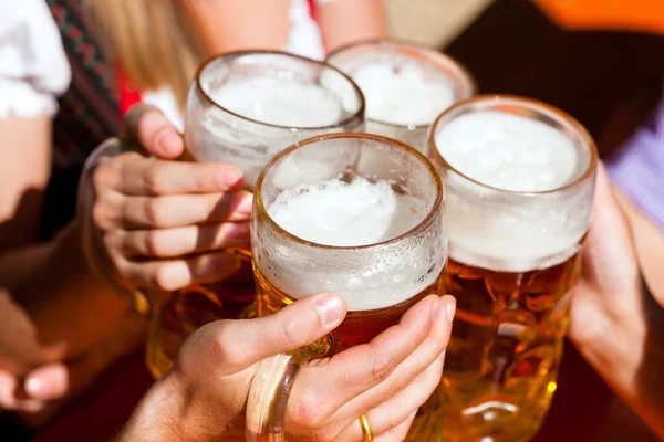 Cerveja fresca em um jardim de cerveja — Fotografia de Stock