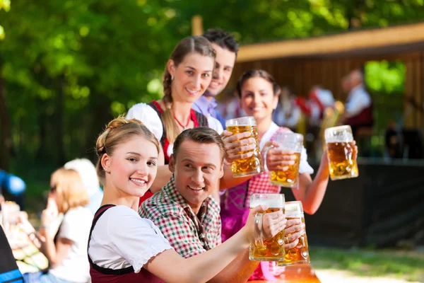 I ölträdgården - vänner — Stockfoto