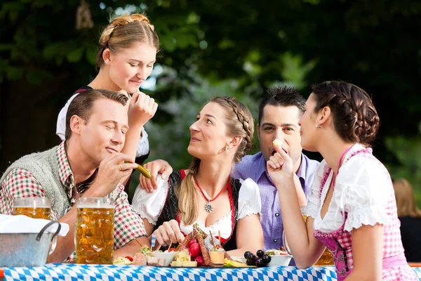 Vänner på en tabell med öl — Stockfoto