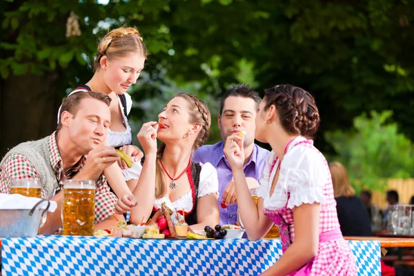 Amis sur une table avec de la bière — Photo