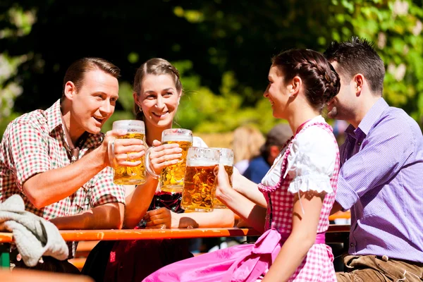 Casais sentados no jardim da cerveja — Fotografia de Stock